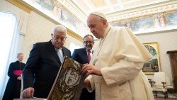 Папа падчас сустрэчы з Махмудам Абасам. Архіўнае фота (04.11.2021)