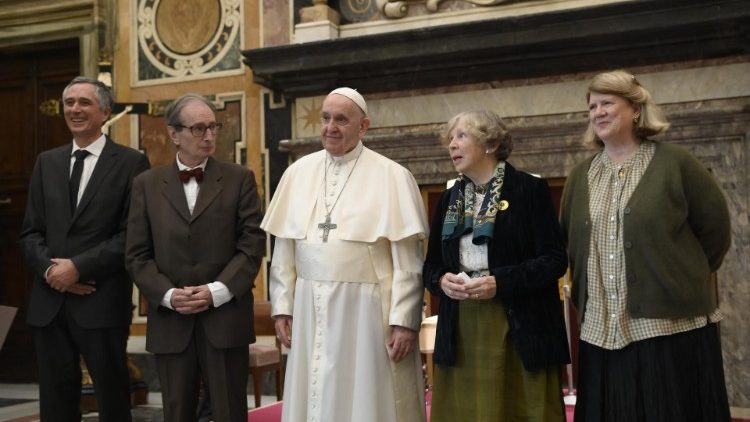 Jean-Luc Marion als Ratzinger-Preisträger 2021 (auf unserem Bild links neben Papst Franziskus)