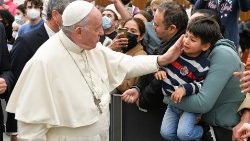 Der Papst mit einem jungen Teilnehmer seiner Audienz