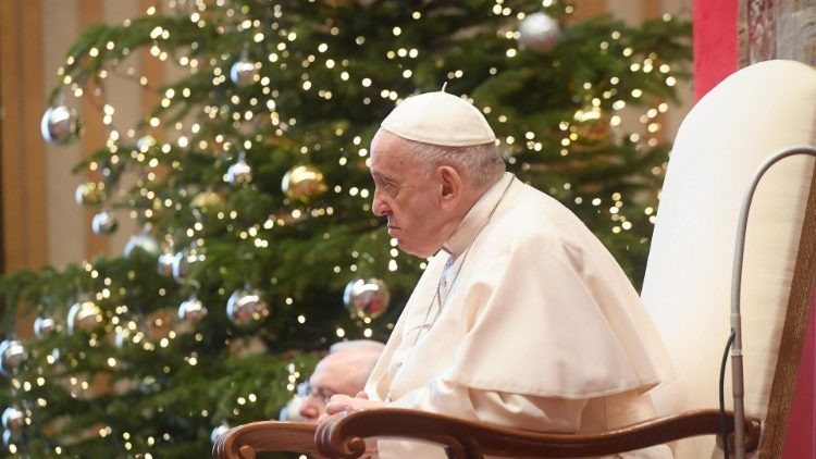교황청 주재 외교단과의 만남에서 경청하는 교황
