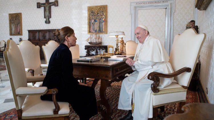 Papa Francesco con il Direttore dei Musei Vaticani Barbara Jatta