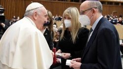 האפיפיור פרנציסקוס נפגש עם מארי ואן דר זיל ומייקל ווייג׳ר (Vatican Media)