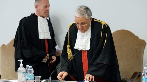  Processo vaticano, una serie di chat dà il via a un nuovo fascicolo 