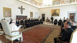教宗方济各4月7日在梵蒂冈接见宗座德国公学的师生
