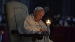 „Was sucht ihr den Lebenden bei den Toten? Er ist nicht hier, sondern er ist auferstanden“ - Papst Franziskus in der Osternacht an diesem Karsamstag