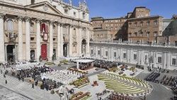 Repertoriu: Sfânta Liturghie din Duminica Paștelui în 2022 în fața bazilicii Sfântul Petru