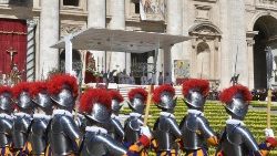 Kristo Yesu aliyeteswa, akafa na kufufuka kwa wafu ndiye kiini cha historia ya wokovu.