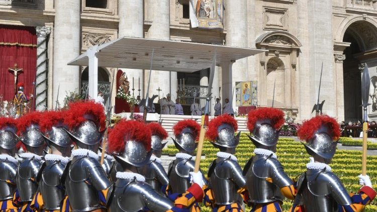 Kristo Yesu aliyeteswa, akafa na kufufuka kwa wafu ndiye kiini cha historia ya wokovu.