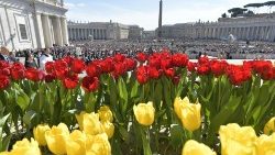 Décorations florales pour la messe du dimanche de Pâques, place Saint-Pierre, le 17 avril 2022.