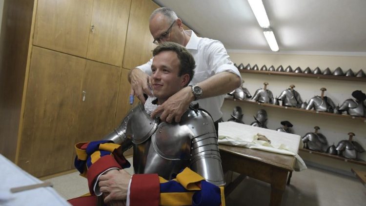 W czasie uroczystości gwardziści nosić będą metalowe napierśniki