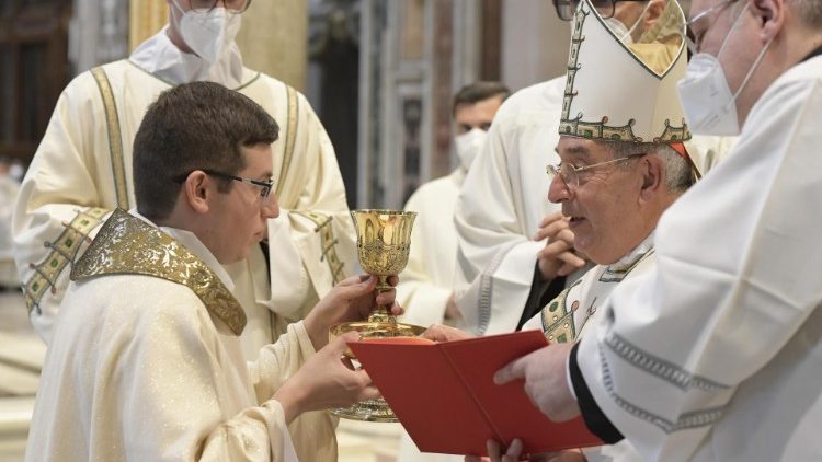 Kuna makundi mawili ya ushemasi: Ushemasi wa mpito na wakudumu