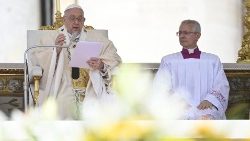 Papst Franziskus bei der Heiligsprechung an diesem Sonntag