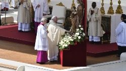 Popiežiaus asmeninė malda prie Marijos statulos