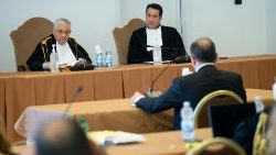 Procès sur la gestion des fonds du Saint-Siège. 