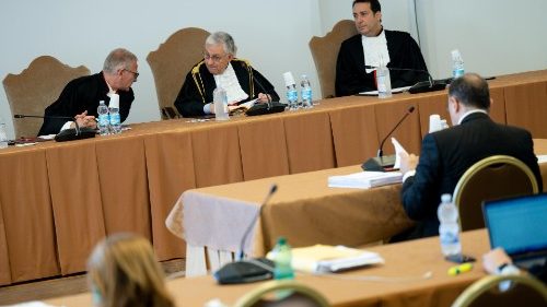 Vatikan: Kardinal aus Como will im Strafprozess aussagen