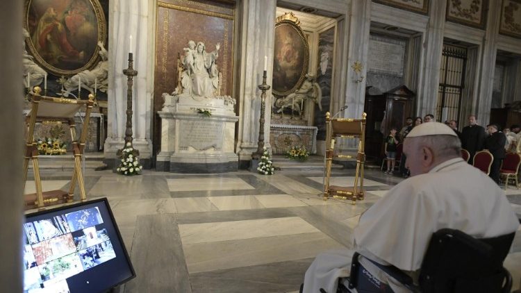 Popiežiaus vadovautas Rožinis už taiką Ukrainoje 2022 m. Šv. Marijos Didžiosios bazilikoje Romoje 