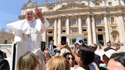 Papa Francisc salutând romanii și pelerinii prezenți la audiența generală de miercuri în Piața San Pietro