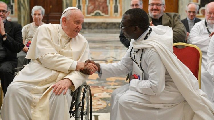 빠드레 비안키 선교회 총회 참석자들의 예방을 받는 프란치스코 교황