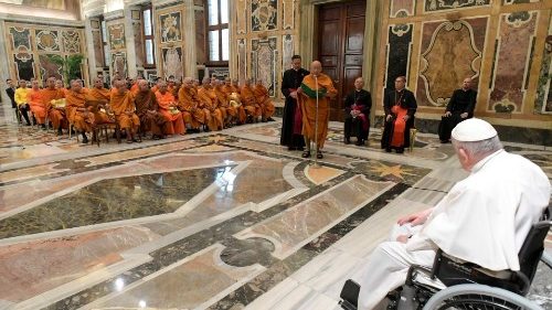 Delegazione Buddhista dell'Assemblea Sangha di Chetuphon in udienza dal Papa
