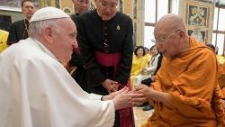 Papež František při setkání s buddhistickými mnichy