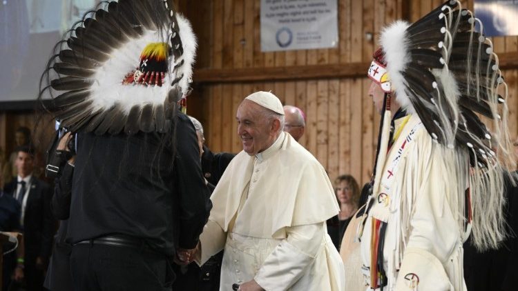 Papa Francesco incontra capi aborigeni durante il viaggio in Canada il 27 luglio 2022