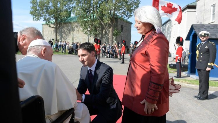 퀘벡에 도착한 교황을 맞이하는 트뤼도 총리와 사이먼 총독