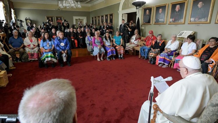 Der Papst im Gespräch mit den Indigenen Kanadas, hier in Quebec, vor einem Jahr