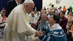 Pápež František sa v Iqaluite u severských Inuitov stretol s tými, čo prežili rezidenčné školy