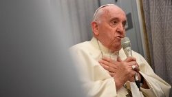 Papst Franziskus bei der fliegenden Pressekonferenz auf dem Rückflug von Kanada nach Rom