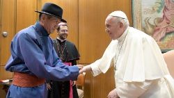 Com o Papa, o ex-presidente da Mongólia, Nambar Enkhabayar (24.08.2022), ocasião em que Francisco foi convidado a visitar o país (Vatican Media)