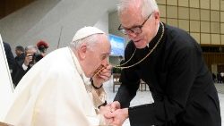 Папа вітається з Апостольським Екзархом владикою Діонісієм під час загальної аудієнції 24 серпня 2022