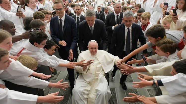 Des servants de messe autour du Pape en 2022.
