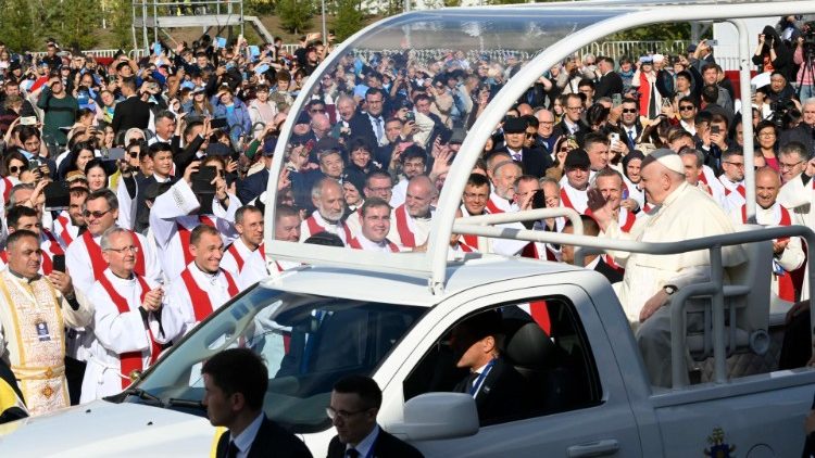 האפיפיור פרנציסקוס מגיע למתחם התערוכות ע״מ לערוך את סעודת האדון