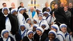 Numerosi i laici e religiosi presenti all'incontro del Papa nella Cattedrale Madre di Dio del Perpetuo Soccorso di Nur Sultan