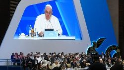 카자흐스탄에서 열린 제7차 세계·전통종교지도자 대회에서 폐막 연설을 하는 프란치스코 교황
