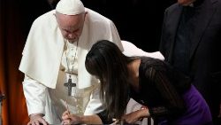 האפיפיור פרנציסקוס חותם על אמנת ״כלכלת פרנצ׳סקו״