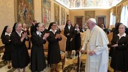 Il Papa con le partecipanti al Capitolo Generale delle Sorelle Terziarie Cappuccine della Sacra Famiglia