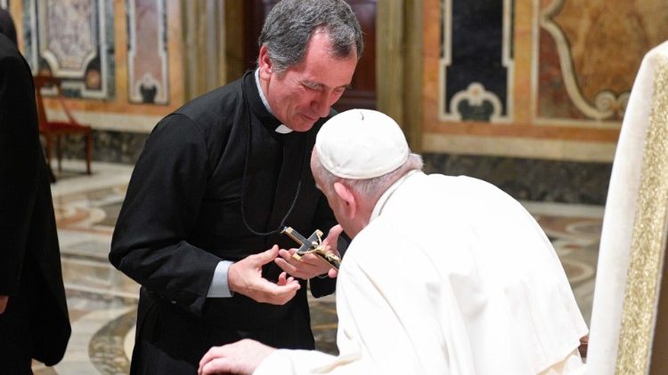 Pope Francis kisses the Oblate cross of St. Eugene de Mazenod, worn by Fr. Luis Ignacio Rois Alonso