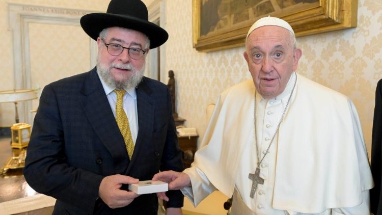 Rabbiner Pinchas Goldschmidt im vergangenen Jahr mit dem damaligen Papst Franziskus