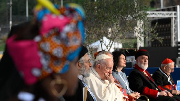 The Pope and religious leaders at the prayer for peace