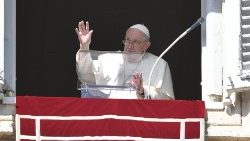האפיפיור פרנציסקוס במהלך תפילת המלאך ביום ראשון