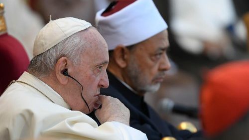 Le Pape François et le grand imam d'Al-Azhar, lors du 39e voyage apostolique du Saint-Père à Bahreïn, le 3 novembre 2022. 