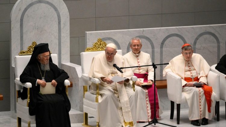 Papst Franziskus bei einem interreligiösen und ökumenischen Friedensgebet in Bahrain