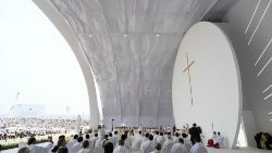 Je, ninyi nanyi mwataka kuondoka? Basi Simoni Petro akamjibu, Bwana! Twende kwa nani? Wewe unayo maneno ya uzima wa milele.