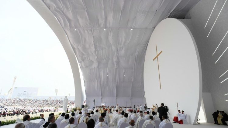 Je, ninyi nanyi mwataka kuondoka? Basi Simoni Petro akamjibu, Bwana! Twende kwa nani? Wewe unayo maneno ya uzima wa milele.