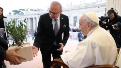 Ministar Grlić Radman predaje papi Franji drvo masline s otoka Brača