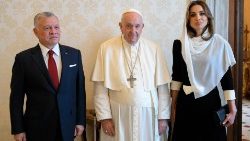Papa Francesco con il re Abdullah II Ibn Al Hussein di Giordania e la moglie, la regina Rania