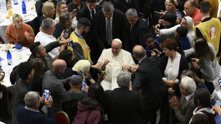 2022.11.13 Papież Franciszek podczas obiadu z ubogimi