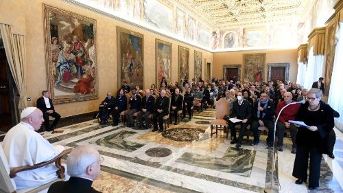 Papst Franziskus empfängt Mitglieder des Verbands der christlichen Organisationen des internationalen Freiwilligendienstes FOCSIV im Vatikan