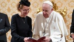 Lietuvos Respublikos ambasadorė įteikė popiežiui Pranciškui skiriamuosius raštus